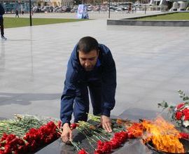 Хоккеисты возложили цветы к Вечному Огню